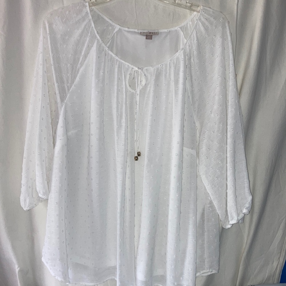 ROZ & ALI TEXTURED POLKA DOT TOP